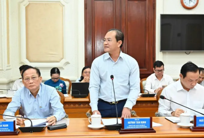 Đồng chí Huỳnh Tân Định, Phó Bí thư Đảng ủy UBND TPHCM phát biểu. (Ảnh: SGGP)