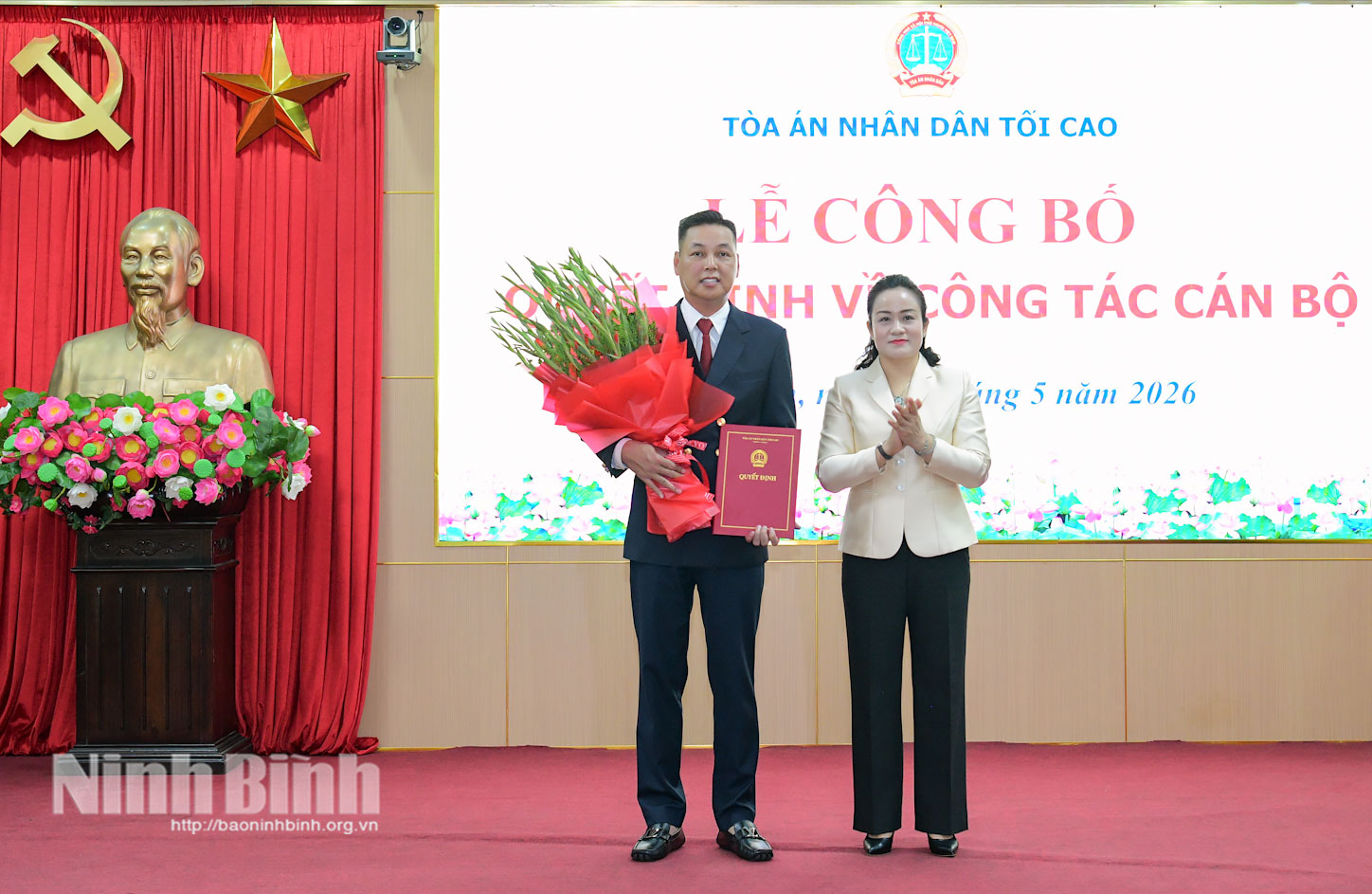 Đồng chí Nguyễn Hải Trâm, Ủy viên Trung ương Đảng, Phó Bí thư Thường trực Đảng ủy, Phó Chánh án TAND tối cao trao quyết định, tặng hoa chúc mừng đồng chí Mai Anh Tài, Chánh án TAND tỉnh Ninh Bình.