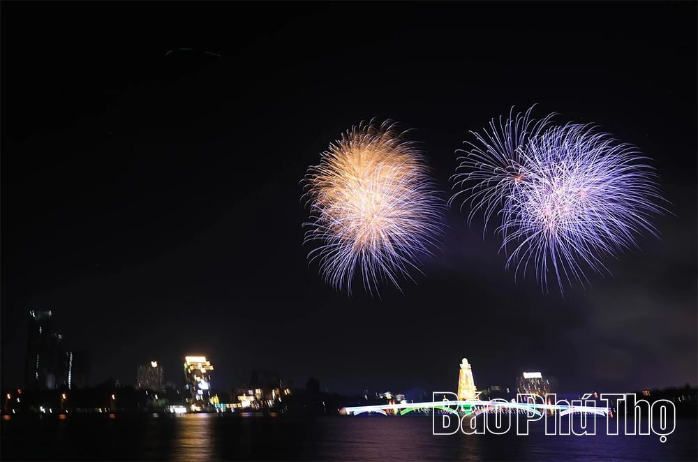 Pháo hoa rực rỡ trời Thu Đất Tổ