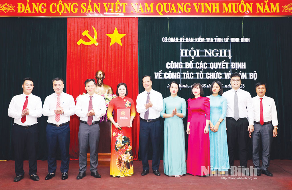 Đồng chí Nguyễn Anh Tuấn, Ủy viên Ban Thường vụ Tỉnh ủy, Chủ nhiệm Ủy ban Kiểm tra Tỉnh uỷ trao quyết định về công tác tổ chức và cán bộ Cơ quan Ủy ban Kiểm tra Tỉnh uỷ Ninh Bình. Ảnh: Đức Lam