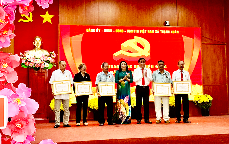 Lãnh đạo thành phố thăm, tặng quà nhân dịp năm mới và họp mặt kỷ niệm Ngày thành lập Đảng