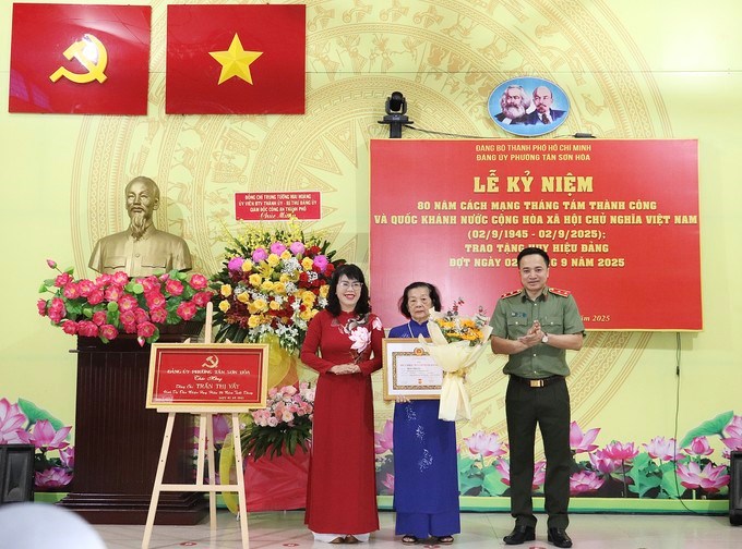 Trung tướng Mai Hoàng và đồng chí Trương Lê Mỹ Ngọc trao Huy hiệu Đảng đến đảng viên