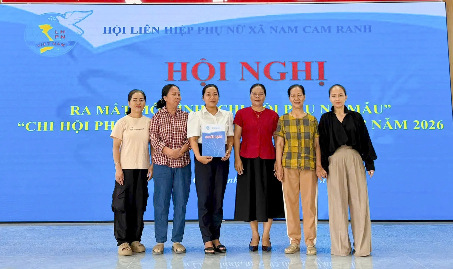 Lãnh đạo Hội Liên hiệp Phụ nữ xã trao quyết định thành lập cho Chi hội Phụ nữ mẫu xuất sắc tiêu biểu thôn Hòa Diêm.