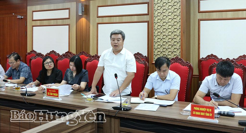 Lãnh đạo Đảng ủy xã Tân Thuận phát biểu ý kiến tại hội nghị.