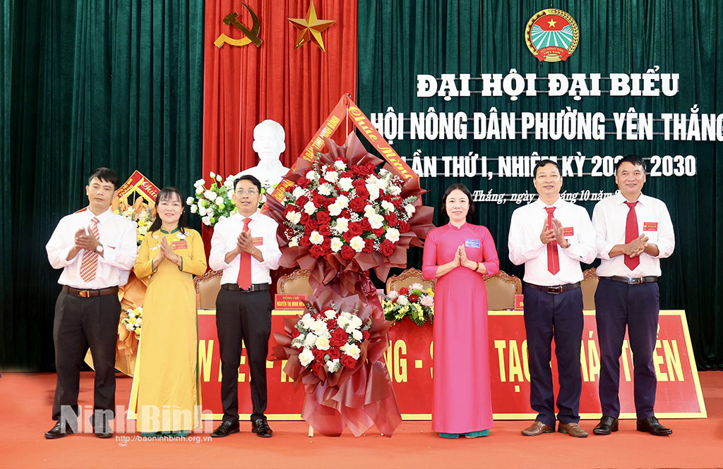 Đại diện Hội Nông dân tỉnh tặng hoa chúc mừng Đại hội đại biểu Hội Nông dân phường Yên Thắng lần thứ I, nhiệm kỳ 2025-2030.