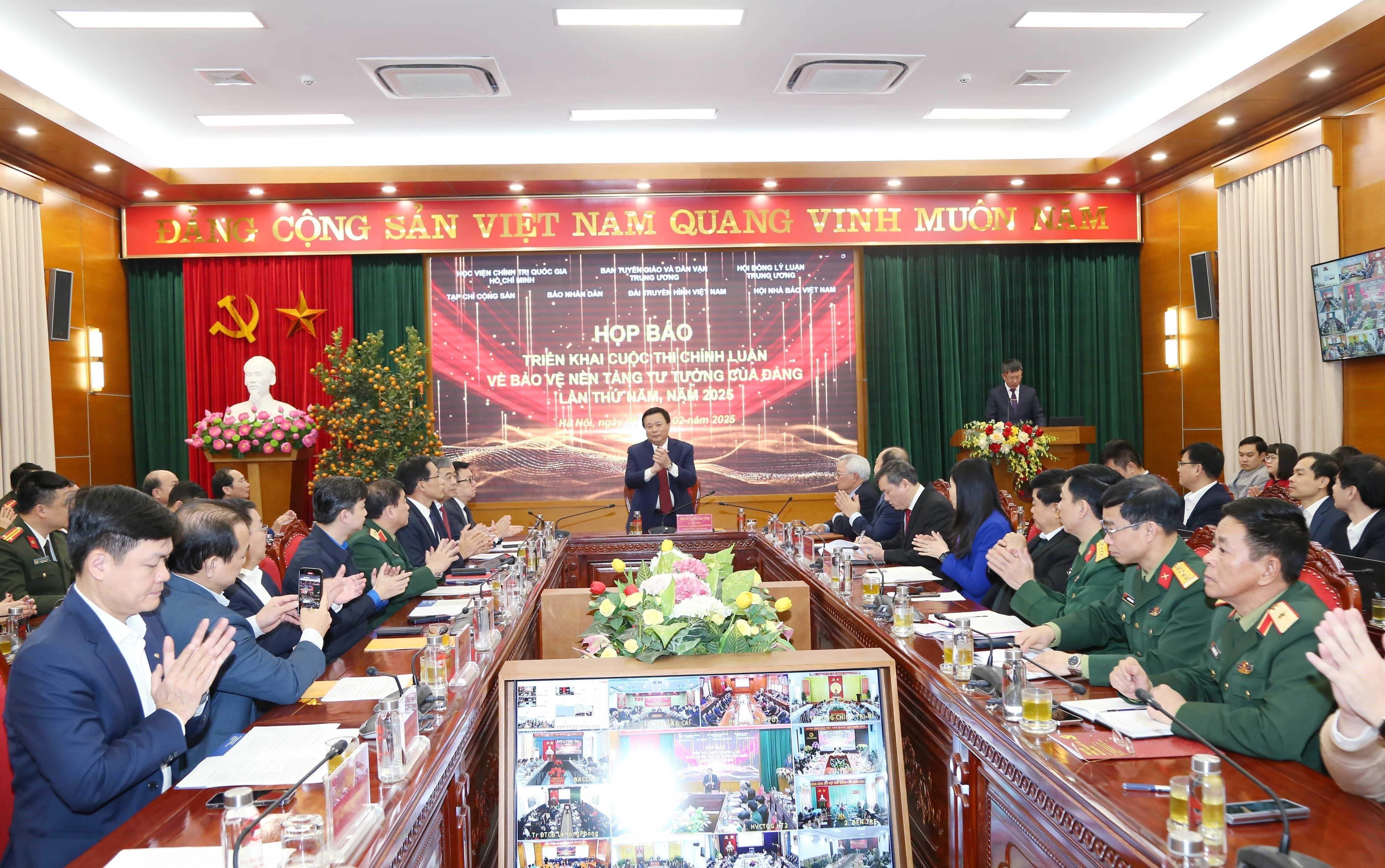 Giáo sư, Tiến sĩ Nguyễn Xuân Thắng, Ủy viên Bộ Chính trị, Giám đốc Học viện Chính trị quốc gia Hồ Chí Minh, Chủ tịch Hội đồng Lý luận Trung ương, Trưởng Ban Chỉ đạo cuộc thi chủ trì họp báo.