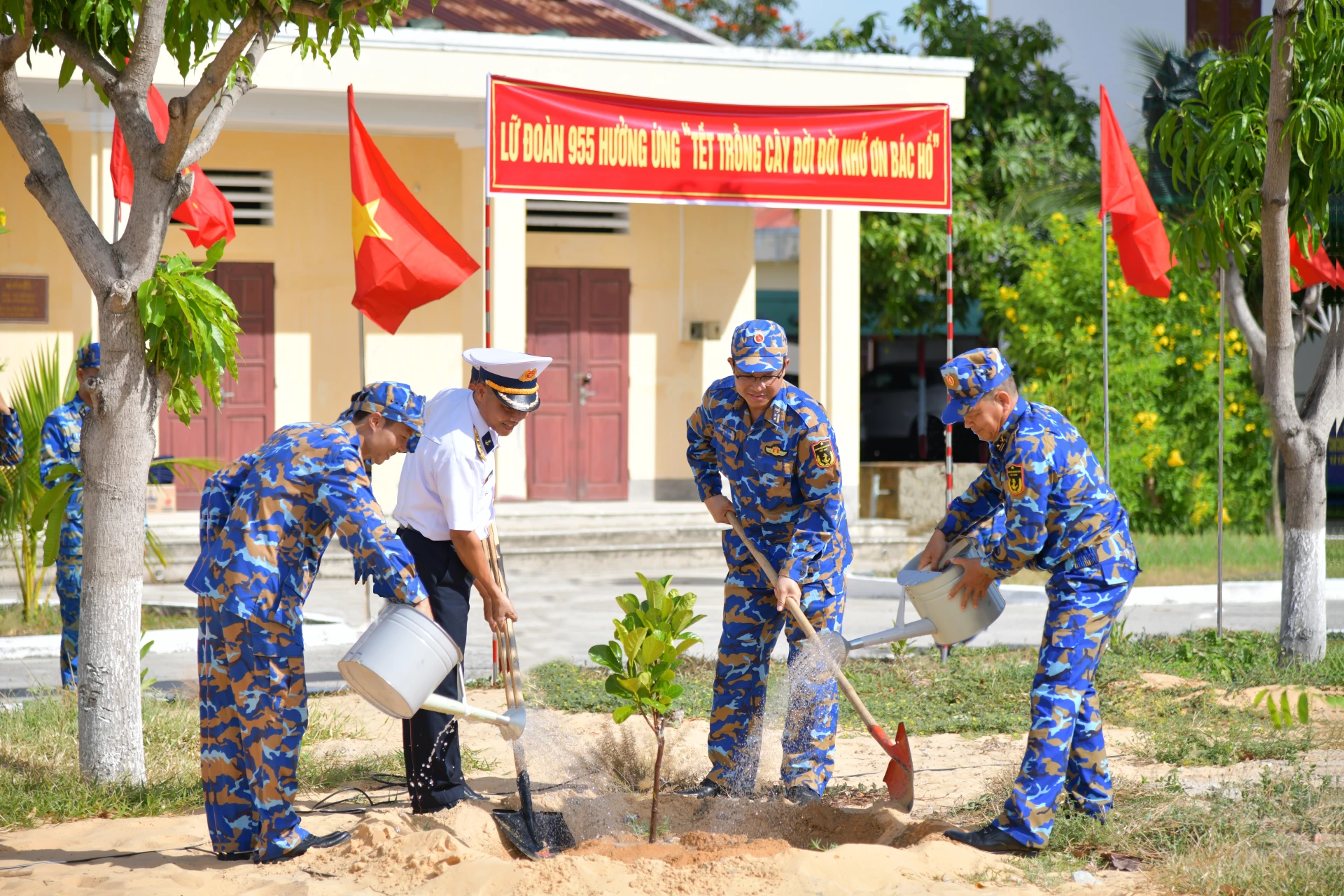 Cán bộ chiến sĩ tham gia trồng cây chào mừng Ngày sinh Chủ tịch Hồ Chí Minh