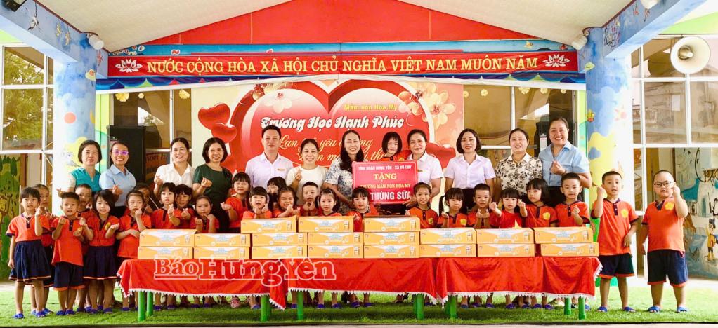 Đại diện lãnh đạo xã Vũ Thư trao sữa tặng Trường Mầm non Họa My.