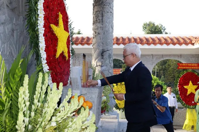 Đồng chí Nguyễn Văn Lợi thắp hương tưởng niệm các anh hùng liệt sĩ