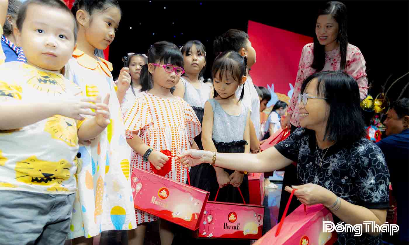 Lãnh đạo cơ quan Báo và Phát thanh, Truyền hình Đồng Tháp trao quà cho con em cán bộ, viên chức, lao động của Báo và Phát thanh, Truyền hình Đồng Tháp tại 