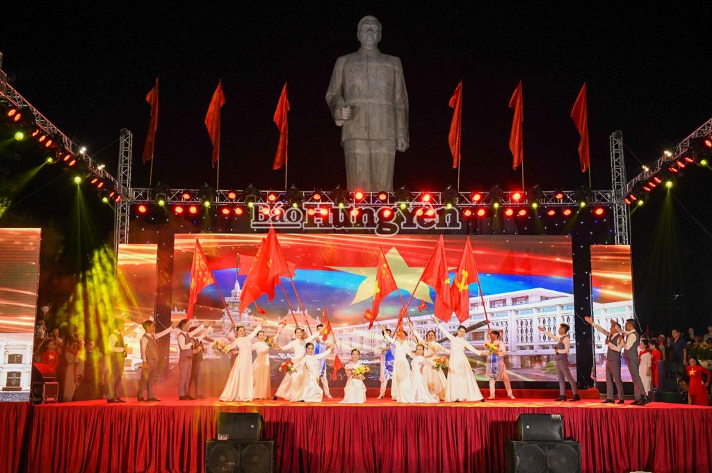 Một tiết mục trong chương trình nghệ thuật tại Quảng trường Nguyễn Văn Linh.