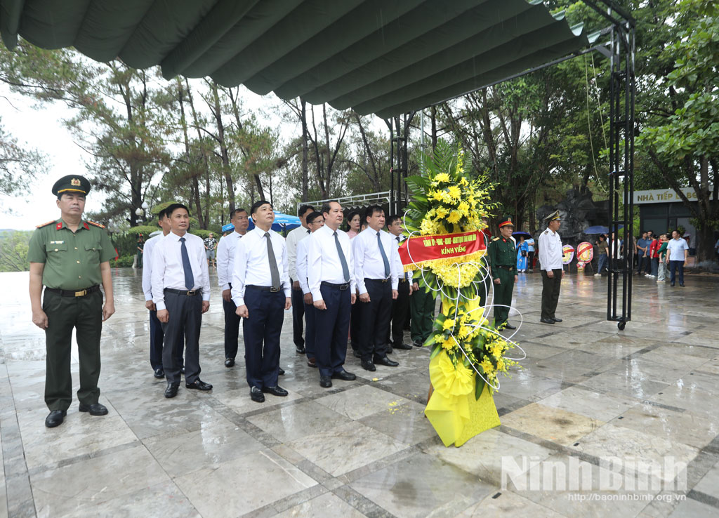 Đoàn đại biểu Tỉnh ủy, HĐND, UBND, Ủy ban MTTQ Việt Nam tỉnh đặt vòng hoa, thắp hương viếng các Anh hùng-Liệt sĩ tại Đài tưởng niệm Nghĩa trang Liệt sĩ Quốc gia Trường Sơn.