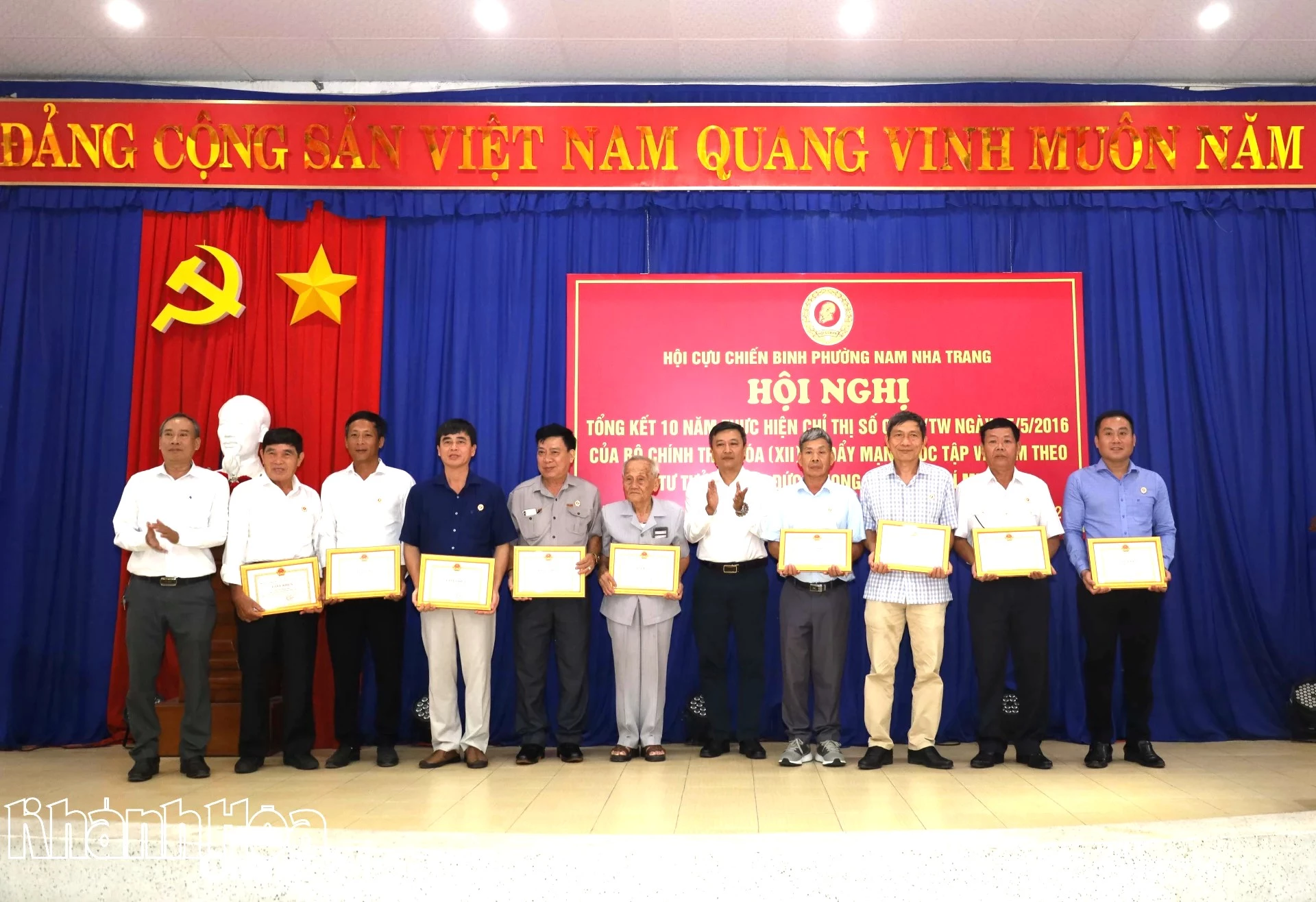 Lãnh đạo UBND phường Nam Nha Trang trao giấy khen cho các tập thể, cá nhân.