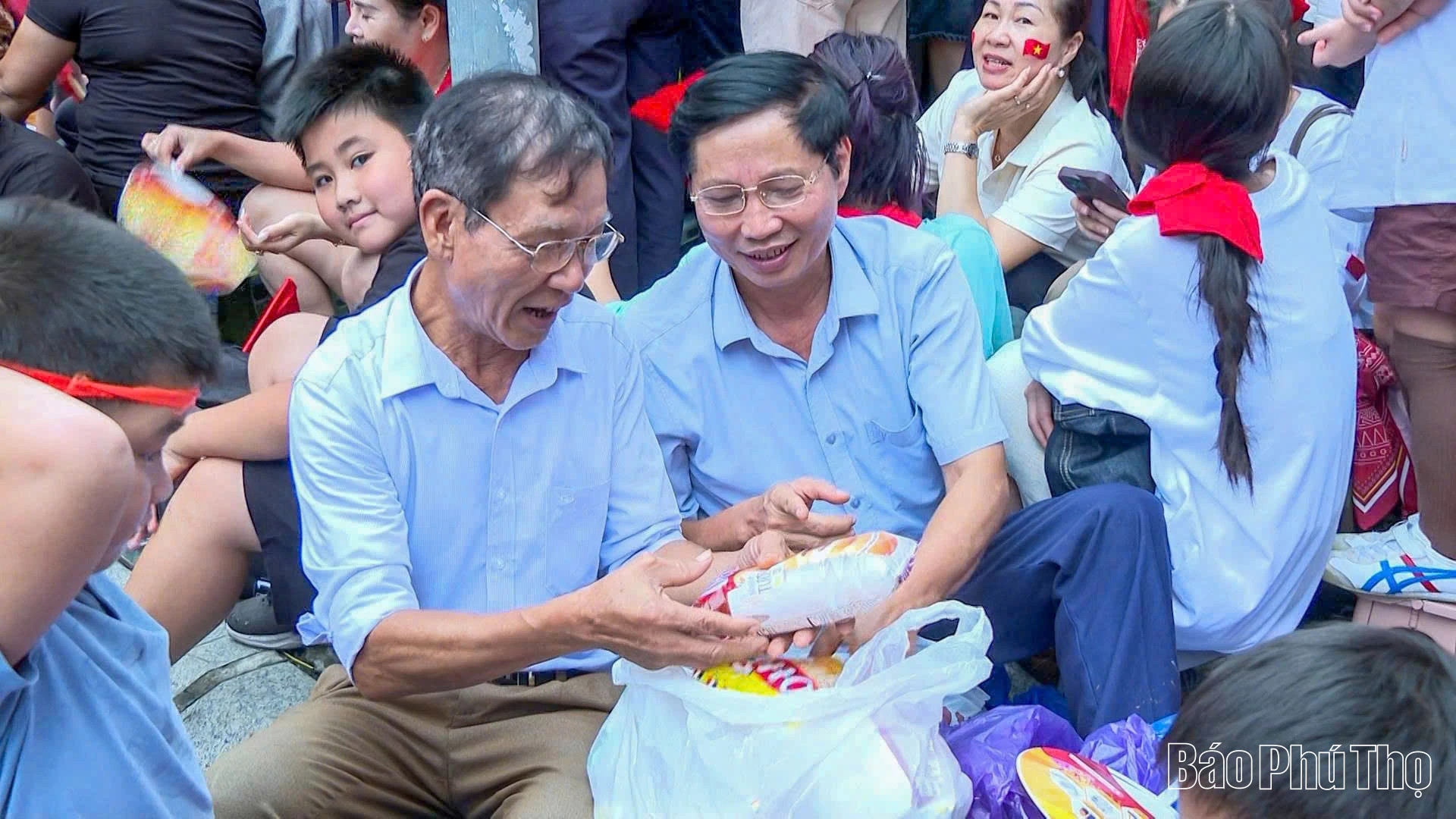 Người dân đổ kín đường chờ buổi sơ duyệt của Lễ diễu binh, diễu hành kỷ niệm 80 năm Quốc khánh 2/9