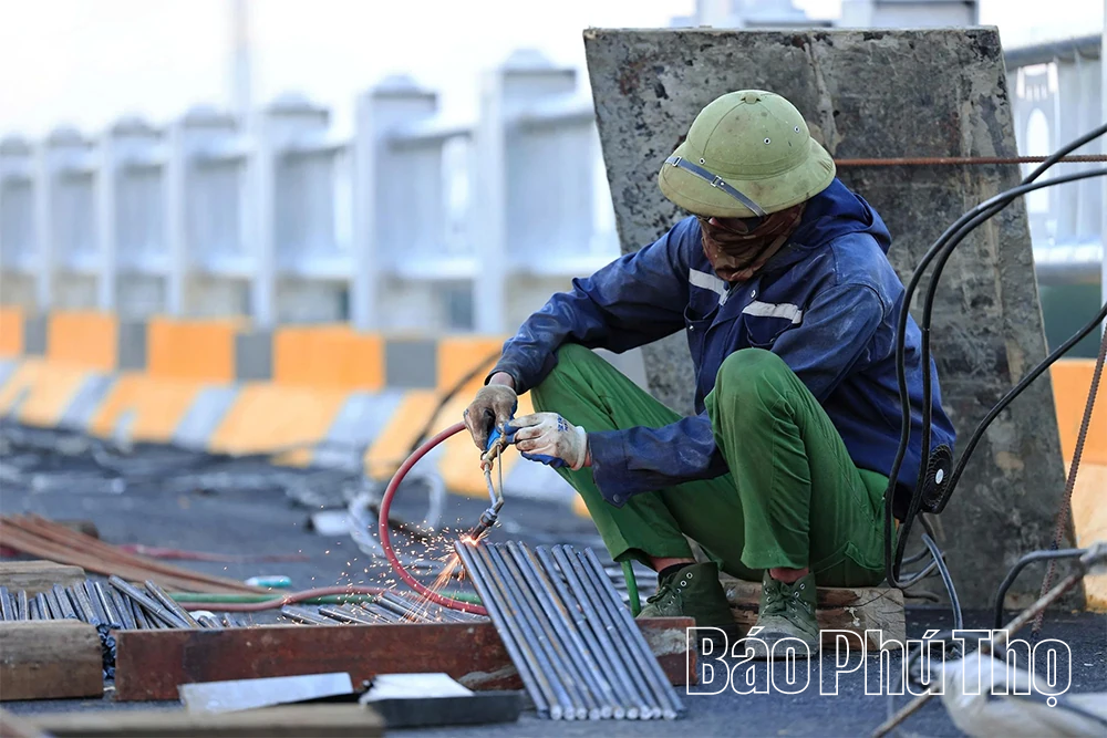 “Đếm ngược” về ngày thông xe cầu Phong Châu