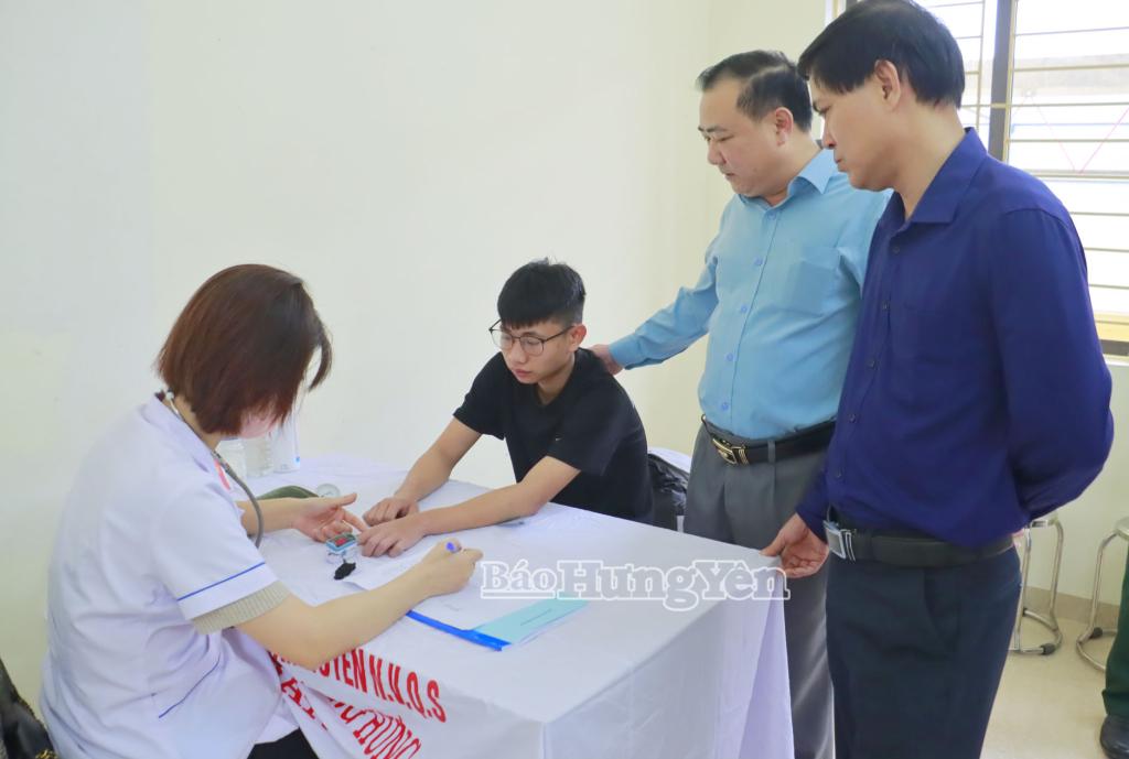 Lãnh đạo xã Đông Hưng kiểm tra, động viên thanh niên khám tuyển sức khỏe nghĩa vụ quân sự năm 2026.
