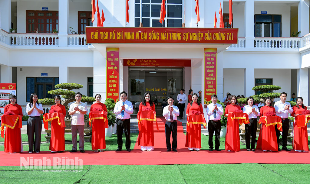 Khánh thành Trung tâm phục vụ hành chính công xã Gia Hưng-một trong những công trình chào mừng Đại hội đại biểu xã Gia Hưng, nhiệm kỳ 2025-2030. Ảnh: Trường Giang.