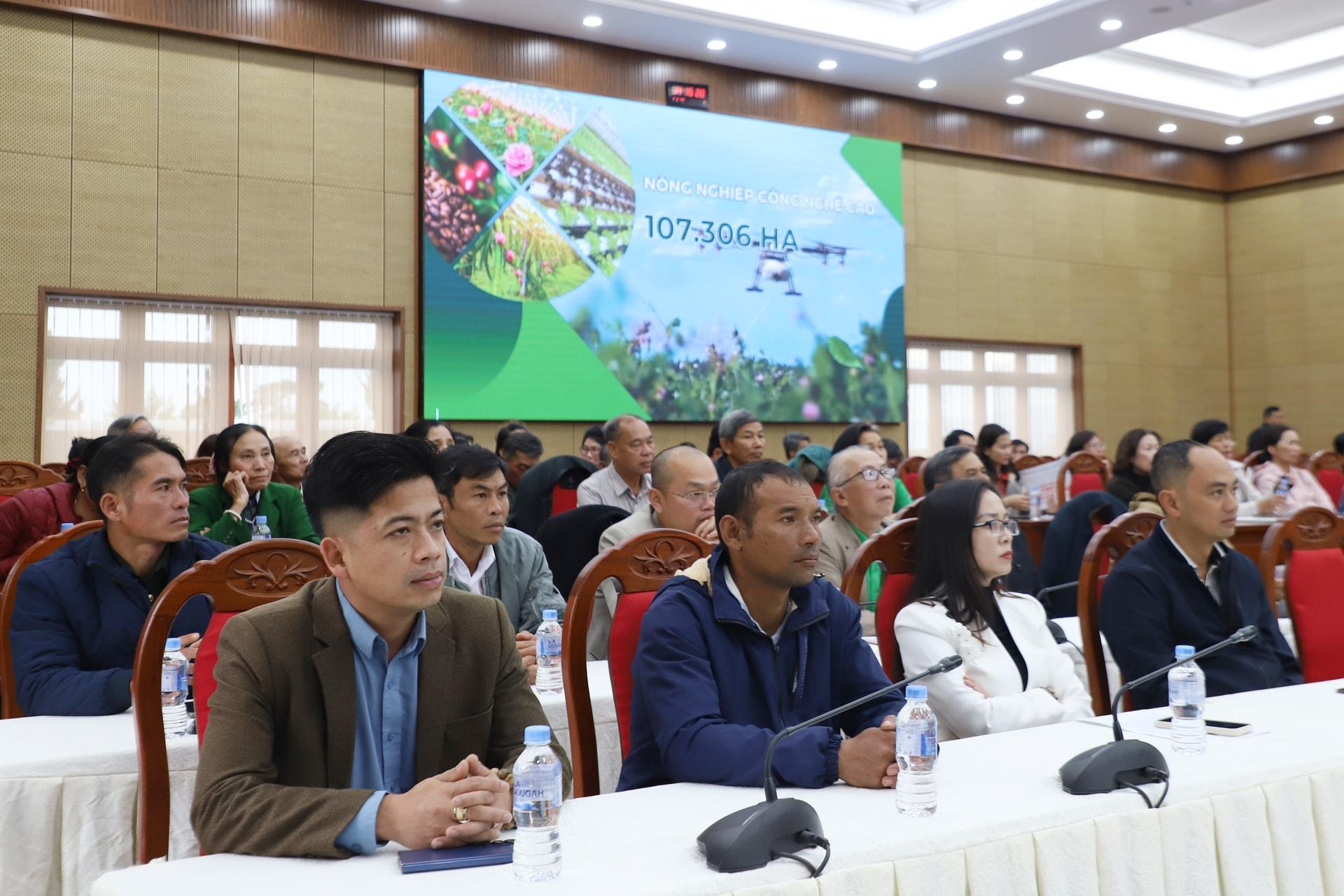 Gần 5.000 nông dân tham dự buổi đối thoại tại điểm cầu chính và các điểm cầu tại xã, phường, đặc khu