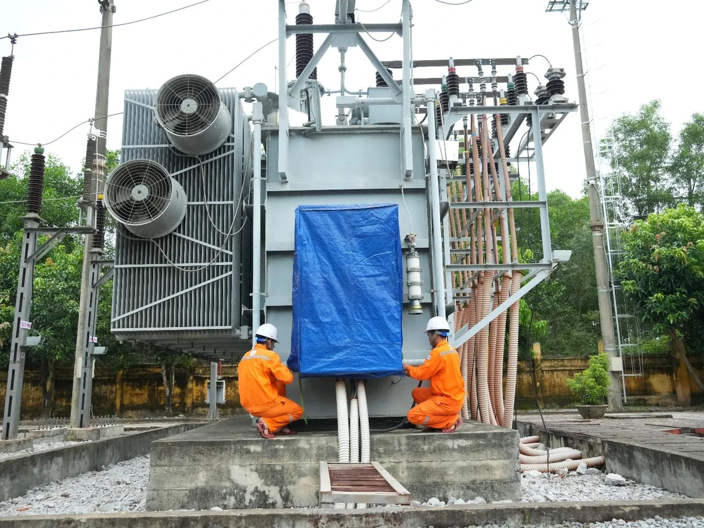 Phó Tổng Giám đốc EVNNPC Vũ Anh Phương kiểm tra công tác ứng phó cơn bão số 5 tại Thanh Hóa