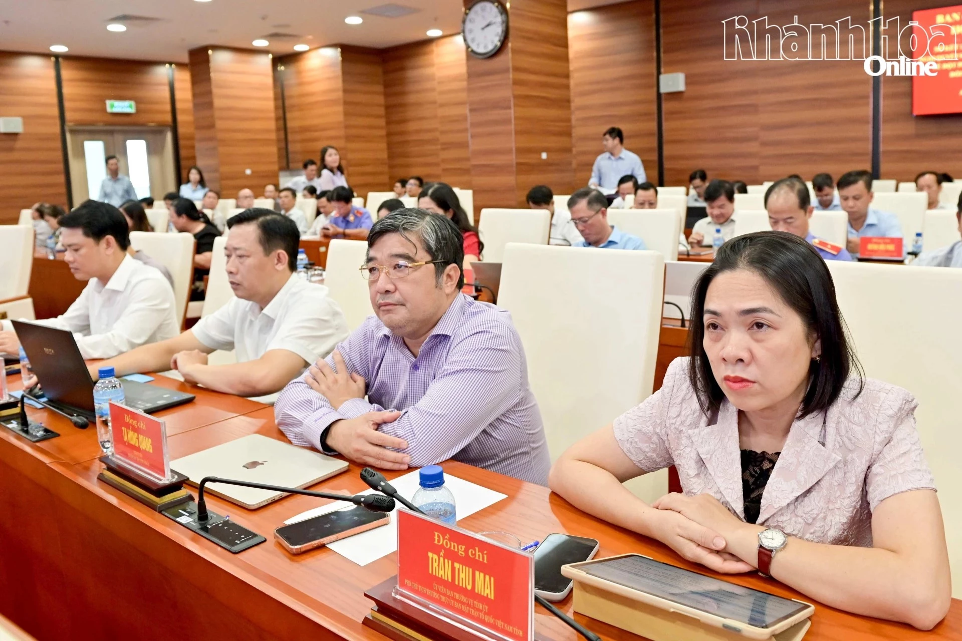 Các đại biểu tham dự hội nghị tại điểm cầu Tỉnh ủy Khánh Hòa.