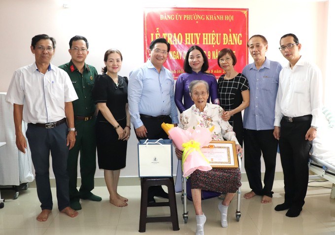 Niềm vui của đồng chí Lê Thị Nhàn khi nhận Huy hiệu 80 năm tuổi Đảng