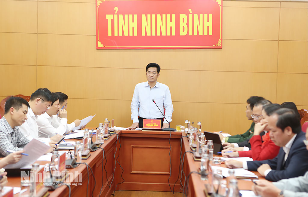 Đồng chí Trần Anh Dũng, Ủy viên Ban Thường vụ Tỉnh ủy, Phó Chủ tịch UBND tỉnh, Phó Trưởng ban Thường thực BCĐ Xây dựng và Phát triển đô thị Ninh Bình phát biểu tại hội nghị.