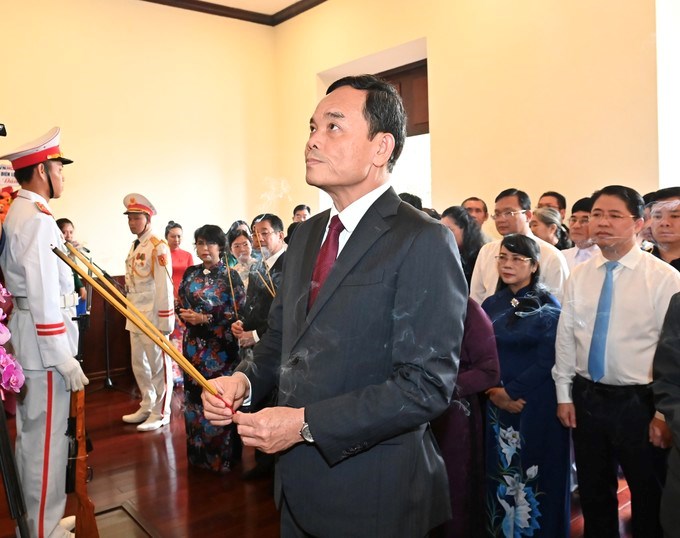 Bí thư Thành ủy TPHCM Trần Lưu Quang cùng đoàn đại biểu dâng hoa, dâng hương tưởng nhớ Chủ tịch Hồ Chí Minh. (Ảnh: SGGP)