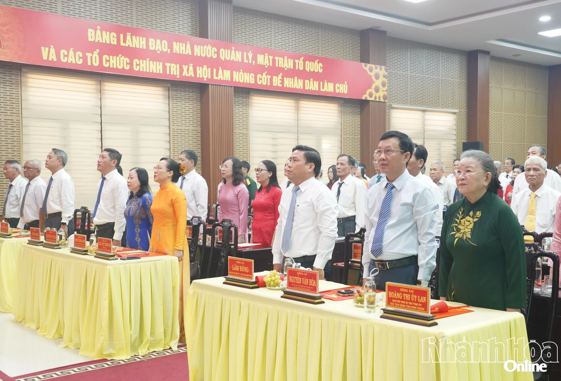 Các đại biểu thực hiện nghi thức chào cờ.