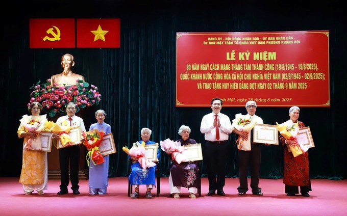 Bí thư Đảng ủy phường Khánh Hội Lý Tấn Hòa trao Huy hiệu Đảng đến các đảng viên