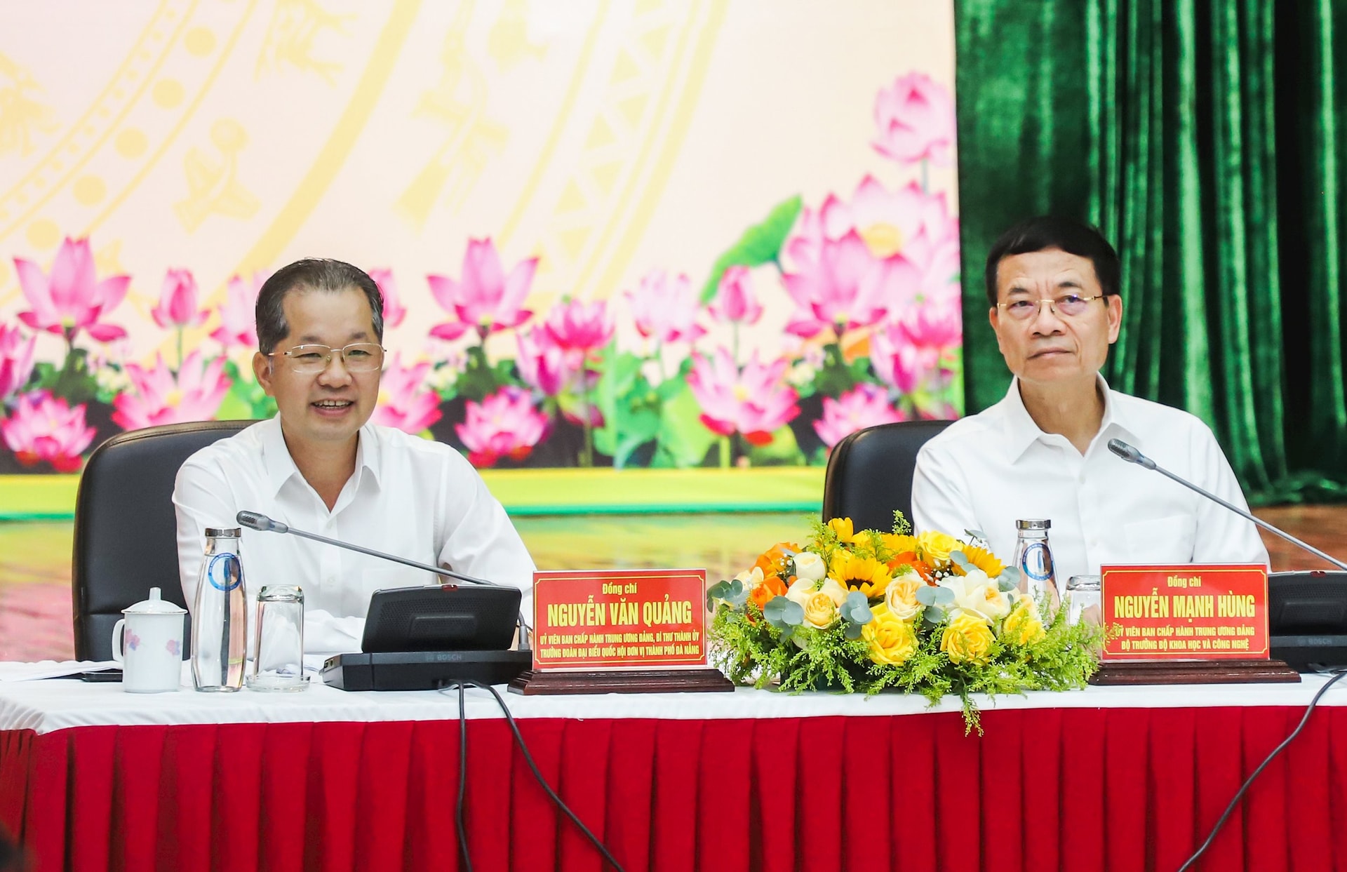 Bộ trưởng Bộ Khoa học và Công nghệ Nguyễn Mạnh Hùng (bên phải) và Bí thư Thành ủy Nguyễn Văn Quảng đồng chủ trì buổi làm việc. Ảnh: NGỌC