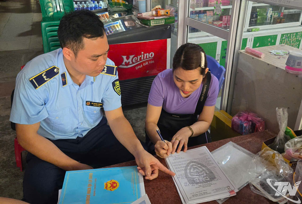 Lực lượng quản lý thị trường hướng dẫn tổ chức cho các hộ kinh doanh ký cam kết không kinh doanh hàng giả, hàng kém chất lượng, hàng không rõ nguồn gốc xuất xứ.