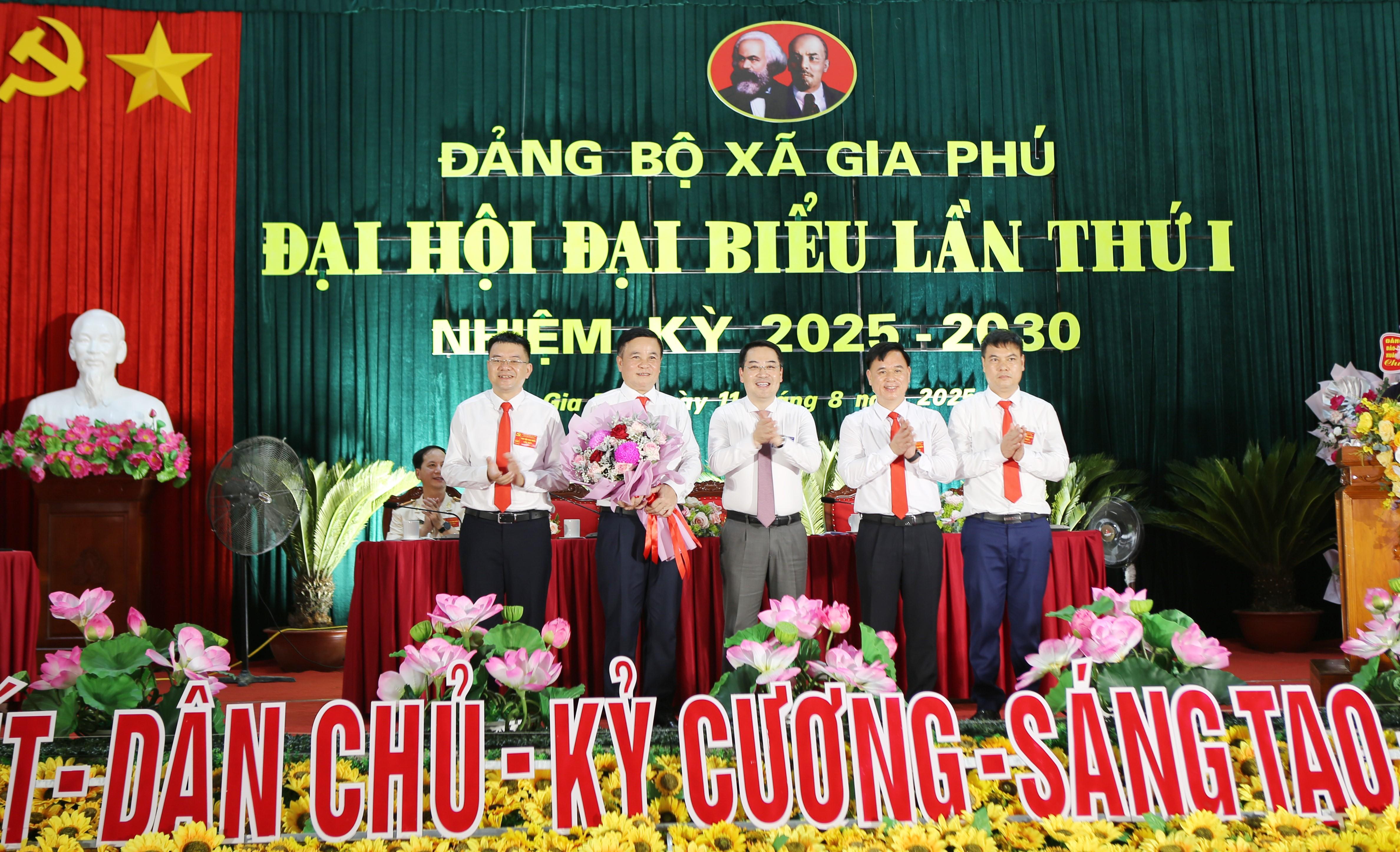Phó Bí thư Tỉnh ủy Nguyễn Tuấn Anh tặng hoa chúc mừng Đoàn đại biểu Đảng bộ xã Gia Phú dự Đại hội đại biểu Đảng bộ tỉnh Lào Cai, nhiệm kỳ 2025 - 2030. 8-5023.jpg