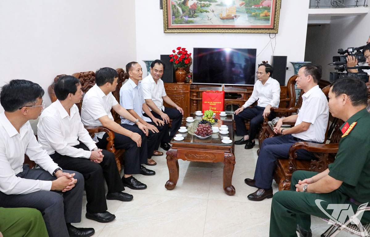 Đoàn công tác của tỉnh đến thăm, tặng quà gia đình thương binh Nghiêm Ngọc Tính.