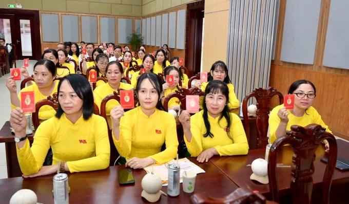 Đại biểu dự đại hội biểu quyết thông qua nghị quyết đại hội. Ảnh: SGGP