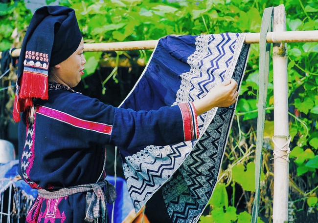 Người Dao Tiền gìn giữ văn hóa vẽ sáp ong trên vải – điểm nhấn du lịch, giúp ổn định sinh kế và giảm nghèo bền vững ở Xuân Sơn - Ảnh 1.