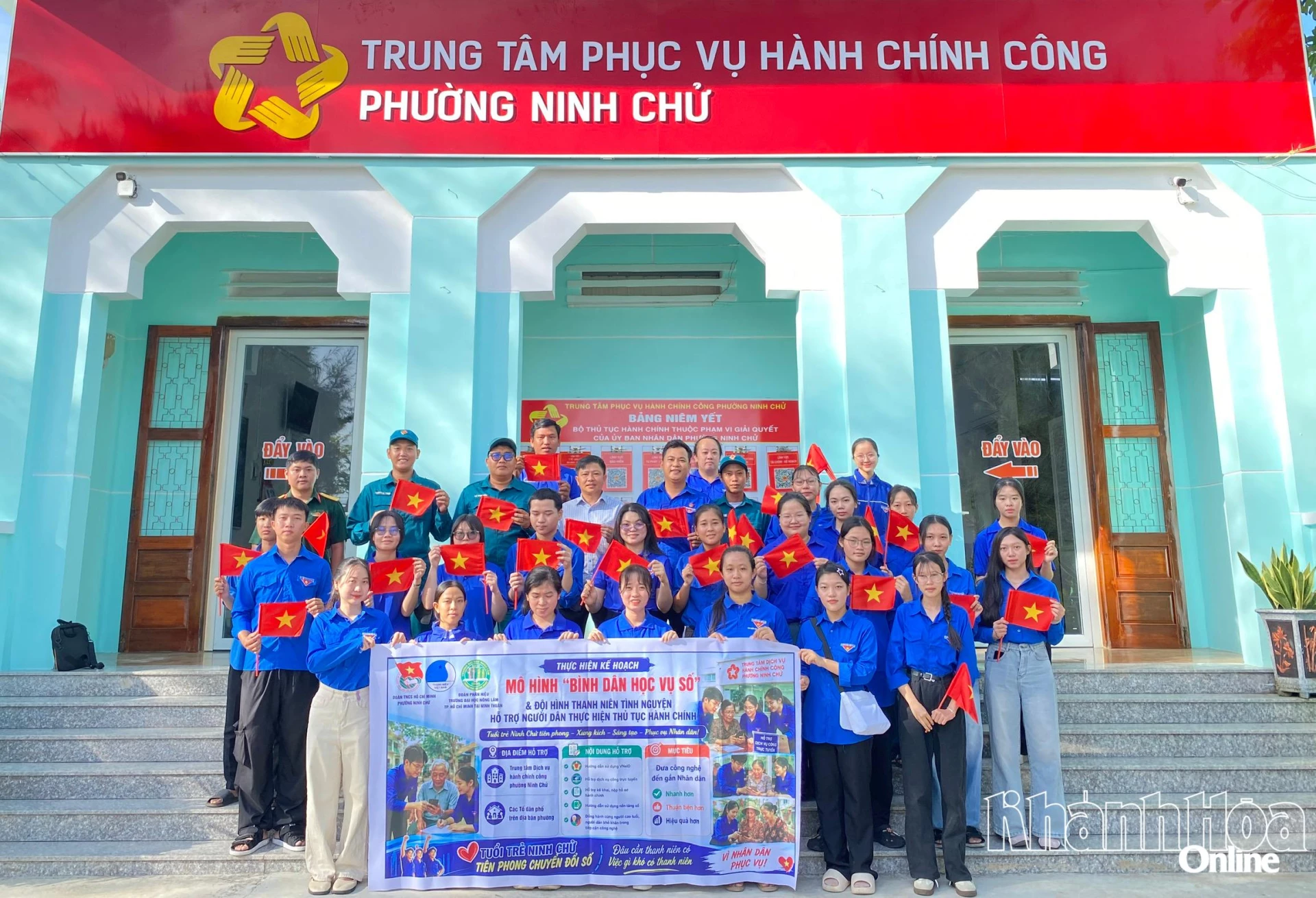Đội hình thanh niên tình nguyện hỗ trợ người dân thực hiện thủ tục hành chính tại Trung tâm Phục vụ hành chính công phường Ninh Chử.