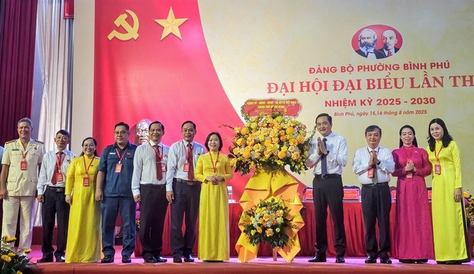 Giám đốc Sở Công thương TPHCM Bùi Tá Hoàng Vũ tặng hoa chúc mừng đại hội