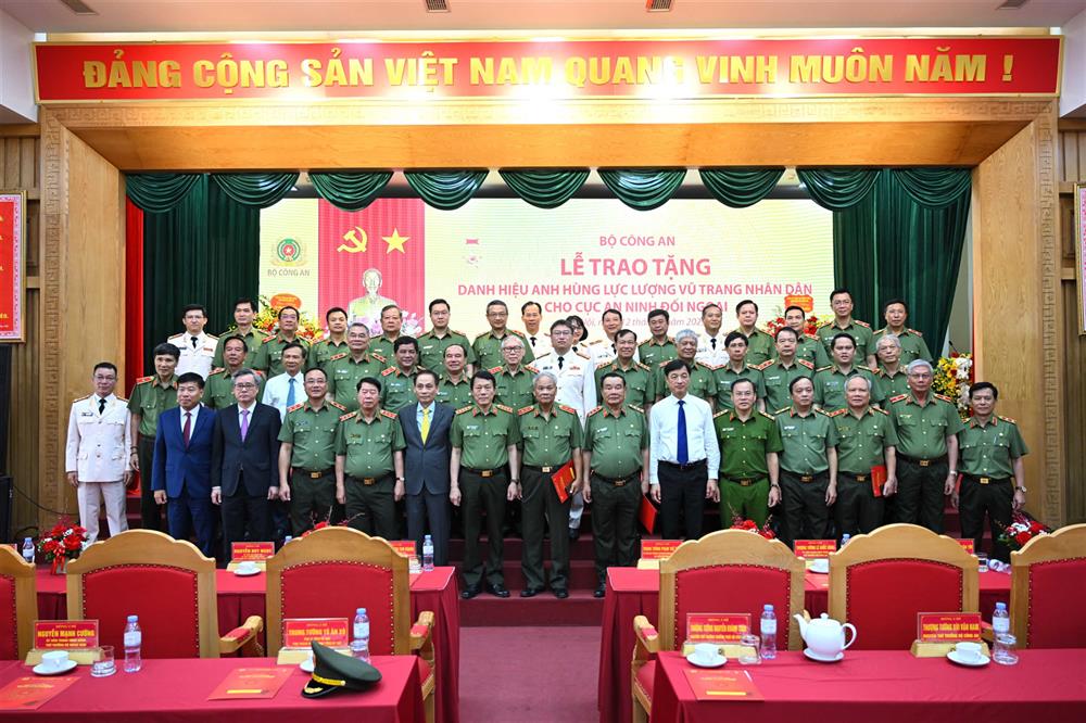 Các đại biểu chụp ảnh lưu niệm.