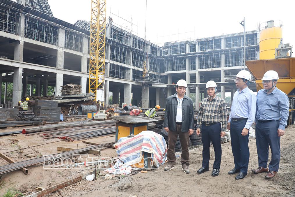 Đồng chí Phó Chủ tịch UBND tỉnh Lại Văn Hoàn kiểm tra tiến độ thực hiện dự án Khu nhà ở cho người có thu nhập thấp (phường Phố Hiến).