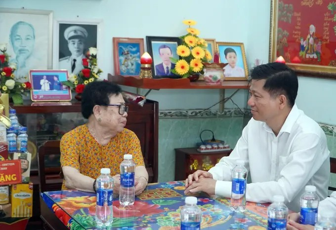 Phó Chủ tịch HĐND TPHCM Trần Văn Tuấn thăm hỏi, động viên thương binh Nguyễn Thị Tửu tại xã Long Hải, TPHCM