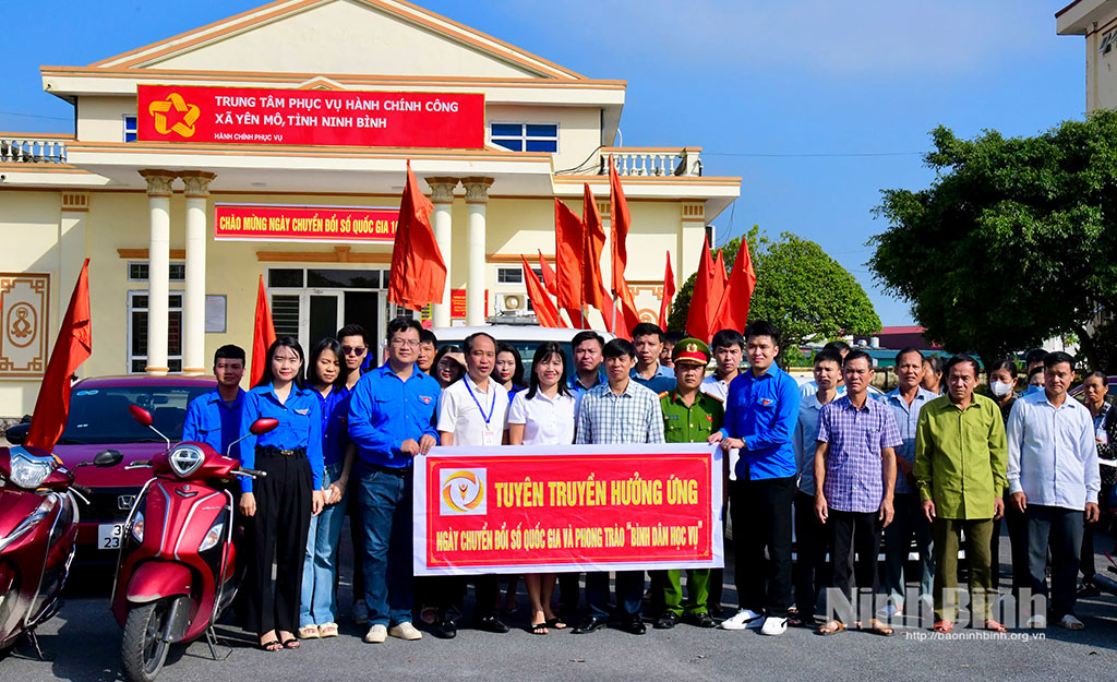 Trung tâm Chuyển đổi số và Truyền thông tỉnh (Sở Khoa học và Công nghệ) phối hợp với UBND xã Yên Mô ra quân diễu hành tuyên truyền hưởng ứng Ngày Chuyển đổi số quốc gia (10/10/) và phong trào “Bình dân học vụ số” năm 2025.