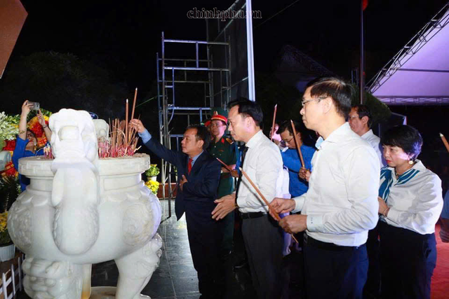 Thắp lửa tri ân - Tuổi trẻ Chính phủ viết tiếp đạo lý ‘uống nước nhớ nguồn’- Ảnh 2.