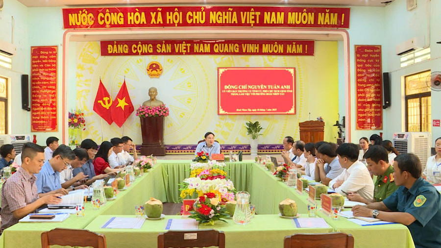 Phó Chủ tịch UBND tỉnh Nguyễn Tuấn Anh làm việc với lãnh đạo phường Hoài Nhơn Tây. Ảnh: Phi Long z6810722733097-07821701a5fc7714271886728fa616de.jpg