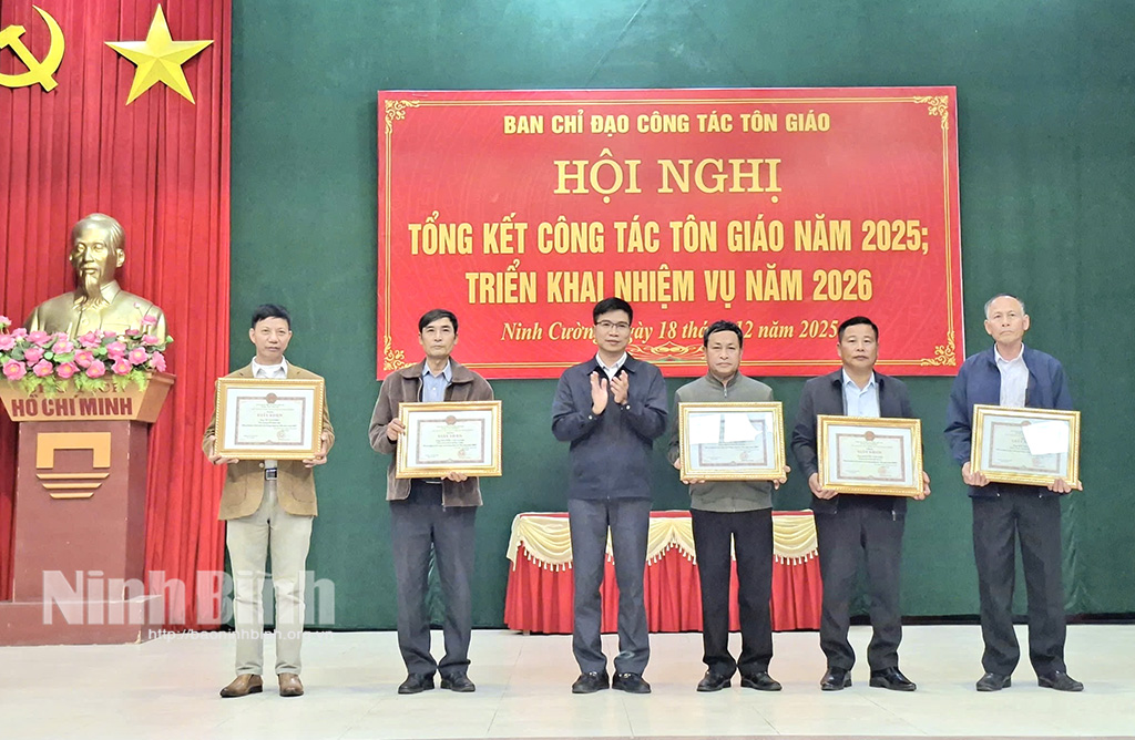 Đồng chí Trịnh Đức Minh, Phó Bí thư Thường trực Đảng ủy xã trao giấy khen của UBND xã cho 5 cá nhân có thành tích xuất sắc trong công tác tôn giáo năm 2025.