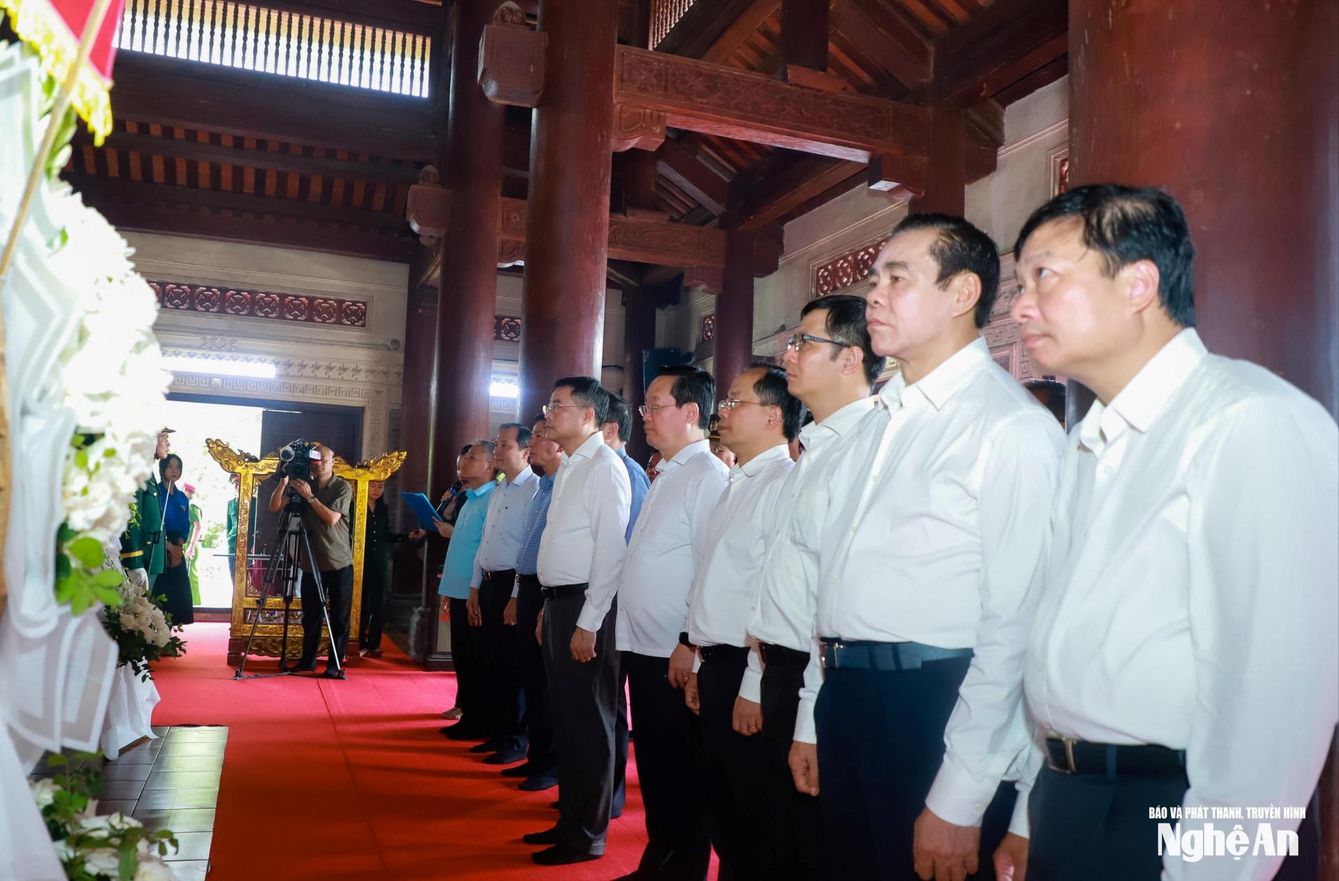 Các đại biểu thực hiện Lễ tưởng niệm tri ân 1.240 liệt sĩ đã hy sinh trên mảnh đất Truông Bồn. Ảnh: Thành Duy