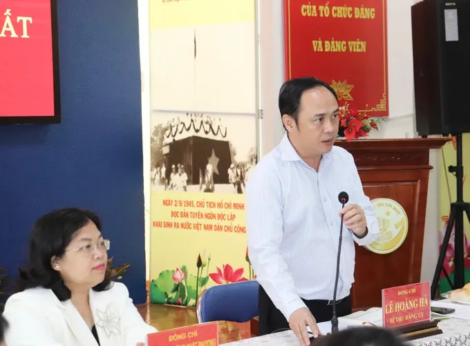 Bí thư Đảng ủy phường Tân Sơn Nhất Lê Hoàng Hà trao đổi tại buổi làm việc