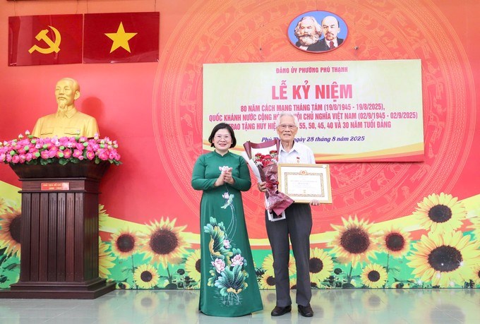 Đồng chí Văn Thị Bạch Tuyết trao Huy hiệu Đảng đến đảng viên