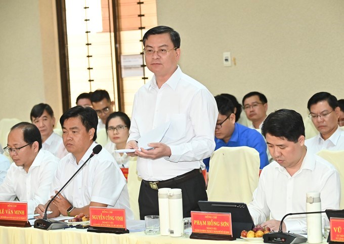 Giám đốc Sở Tài chính TPHCM Nguyễn Công Vinh trao đổi với địa phương. (Ảnh SGGP)NG