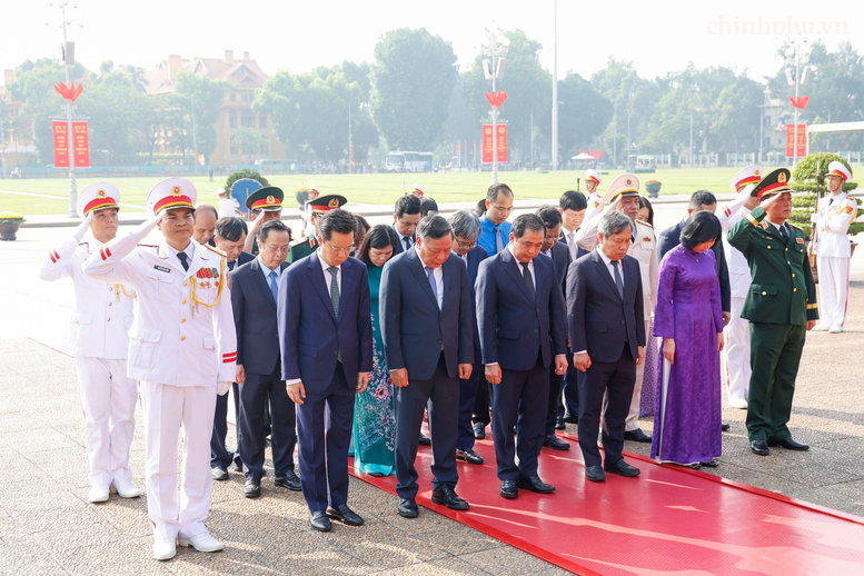 Kỷ niệm 79 năm Ngày Thương binh-Liệt sĩ: Lãnh đạo Đảng, Nhà nước tưởng niệm các Anh hùng liệt sĩ và viếng Chủ tịch Hồ Chí Minh- Ảnh 10.