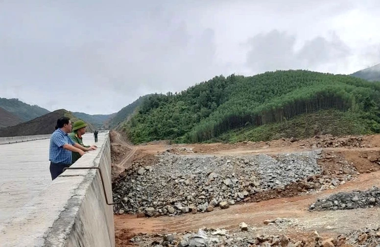 Lãnh đạo Đảng ủy xã Tây Ninh Hòa kiểm tra công trình dự án tuyến cao tốc Khánh Hòa - Buôn Mê Thuột,